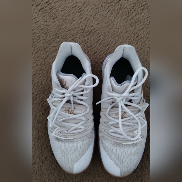 *** NOT FOR SALE ***
Limited edition Nike Kyrie 5 Irish - Picture 5 of 5